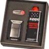 Original ZIPPO "Geschenk-Set" Fzg.chrom Geb. Incl. 1 Fl. Benzin + 6 Feuersteinen -Raucherzubehör Geschäft 254737
